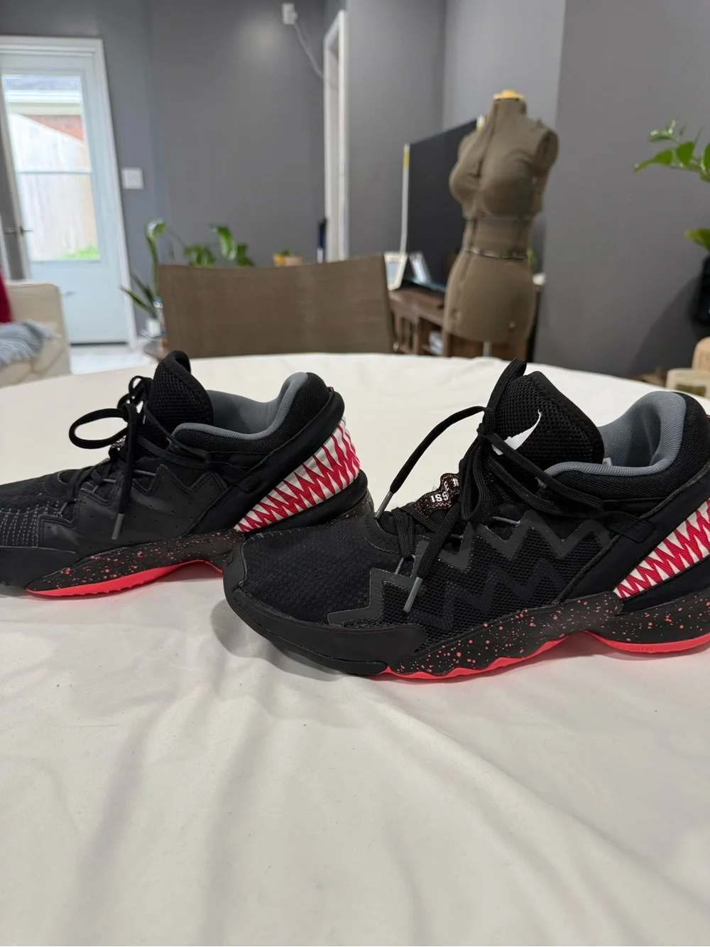 Nike Men's Black and Red Athletic Shoes